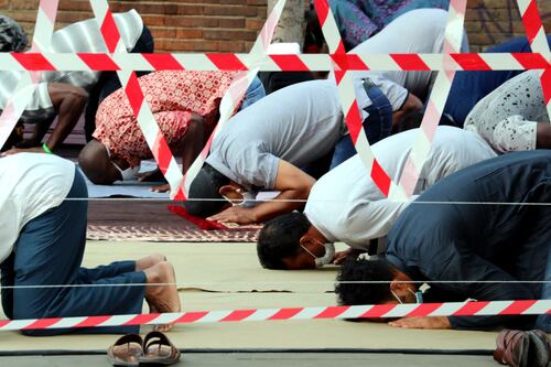 Roma diventa una moschea: centinaia di musulmani in piazza per la preghiera