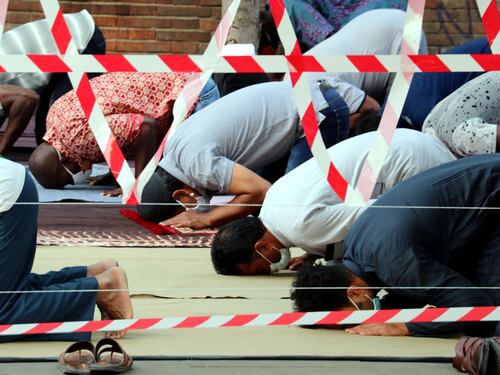 Roma diventa una moschea: centinaia di musulmani in piazza per la preghiera