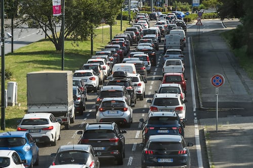 Esodo estivo 2026, traffico intenso a fine giugno e luglio: date, bollini e strade a rischio