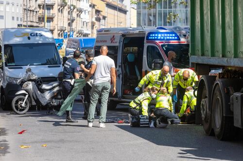 Lanciano, auto sulla folla in pieno centro. Falcia due pedoni e scappa