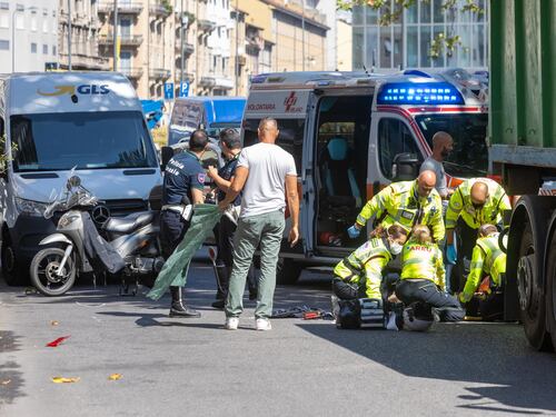 Lanciano, auto sulla folla in pieno centro. Falcia due pedoni e scappa