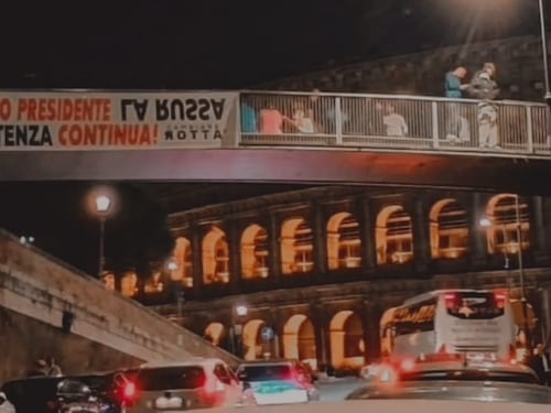 La Russa a testa in giù, striscione choc al Colosseo. "Vi faremo vedere cos'è l'Antifascismo militante"