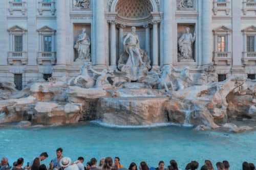 Roma, Fontana di Trevi: da oggi i turisti pagano due euro