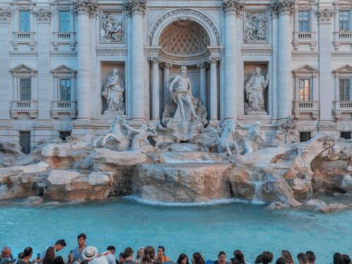 Roma, Fontana di Trevi: da oggi i turisti pagano due euro