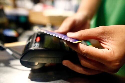 Lotteria per chi paga con le carte. E tetto di mille euro al contante