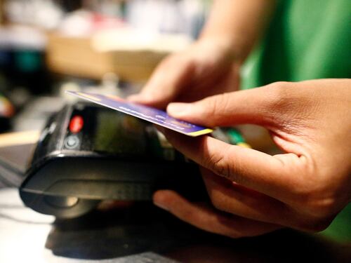 Lotteria per chi paga con le carte. E tetto di mille euro al contante