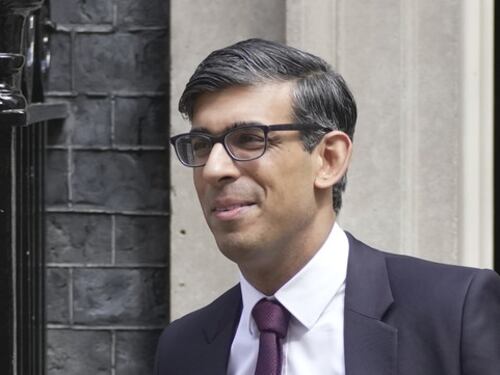 Londra, auto sbatte contro Downing Street: dinamica misteriosa