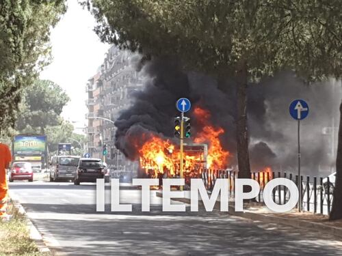 Nella Capitale esplode un altro bus, fuoco e panico su via Appia