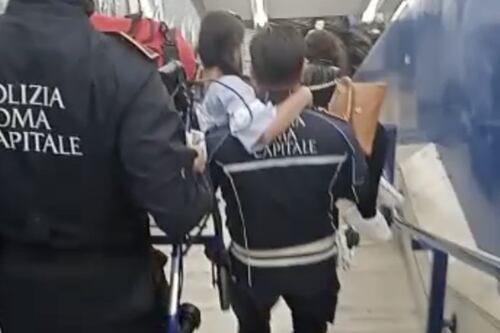 Metro Colosseo, scale mobili rotte da mesi: la turista disabile portata in braccio dai vigili