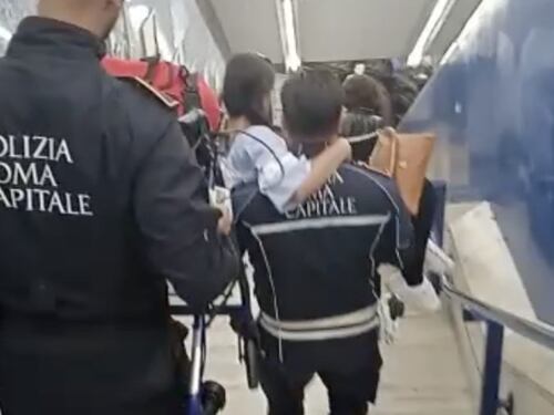 Metro Colosseo, scale mobili rotte da mesi: la turista disabile portata in braccio dai vigili