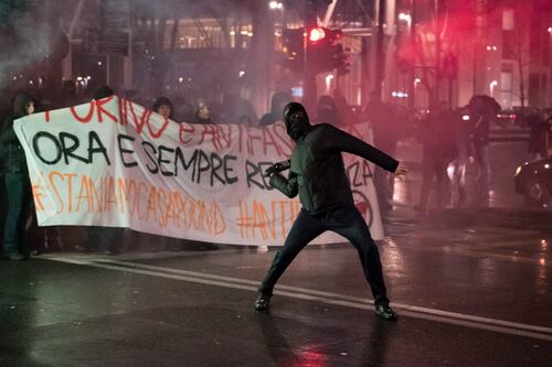 Torino, bombe carta con chiodi negli scontri con le forze dell'ordine