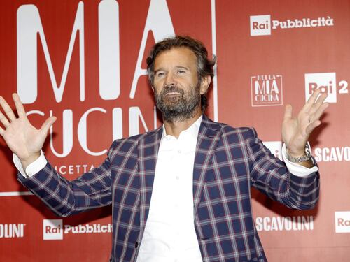 Carlo Cracco debutta su Amazon Prime Video. Ma i suoi ristoranti sono in rosso