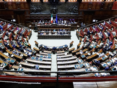 Camera, più soldi ai capigruppo: aumento di 1.200 euro netti al mese