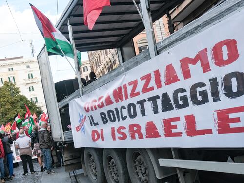 Milano, cartelli pro Hamas al corteo per la Palestina: “Siamo con loro”