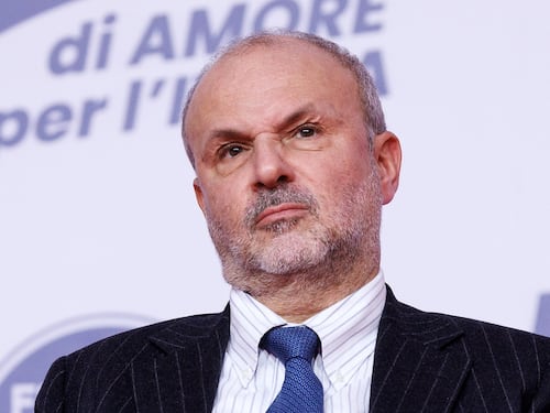 Covid, ministro Schillaci firma l'ordinanza: tamponi obbligatori per chi arriva dalla Cina