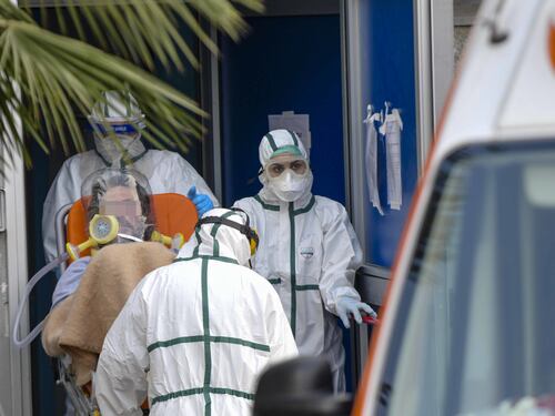 Medici e infermieri, eroi indifesi contro il Covid