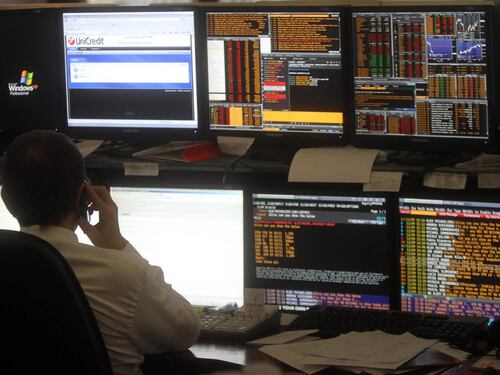 Allarme spread, tocca quota 200. Draghi: "Euro irrevocabile"