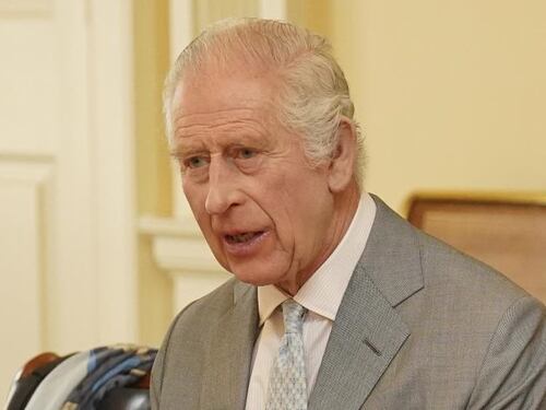 Re Carlo presente alla funzione di Pasqua ma con un'accortezza: "Distante dagli altri"