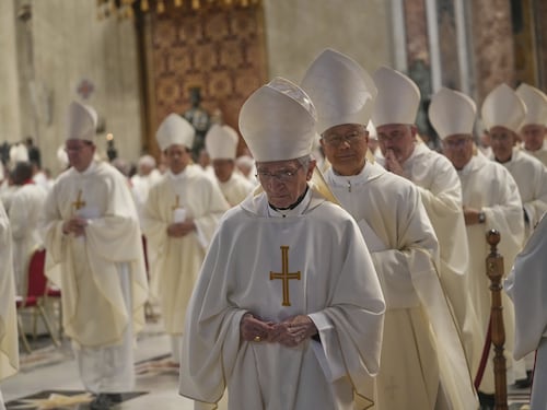 Conclave, spunta la pazza idea di votare un non elettore o un vescovo senza porpora