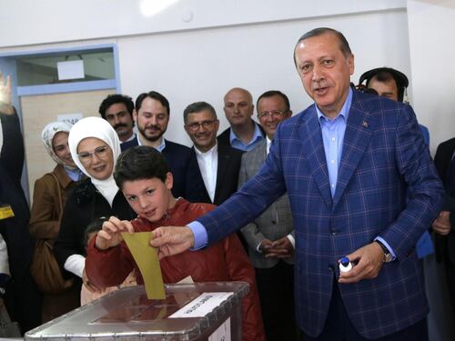 Turchia al voto per il regime presidenziale, vince il sì di misura. Ecco cosa cambia