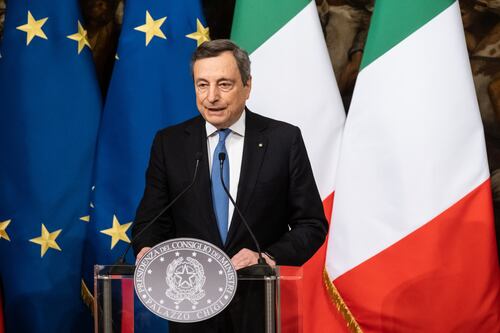 Stranieri in fila al money transfer in fuga dal tetto dei 1000 euro cash