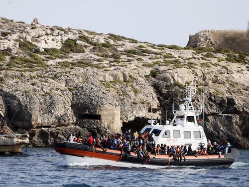Migranti, crollano gli sbarchi in Italia: il dato che smaschera la sinistra