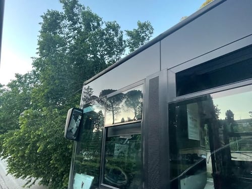 Cade un albero su autobus e auto: viale Tiziano bloccata, traffico in tilt a Roma