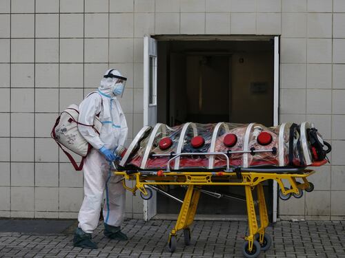 Coronavirus, il bollettino: 221 morti e quasi 22mila contagi in un giorno