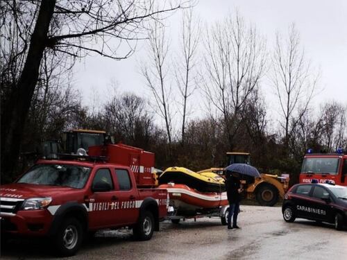 Automobilista non rispetta il divieto per l'allerta meteo. Muore travolto dal torrente