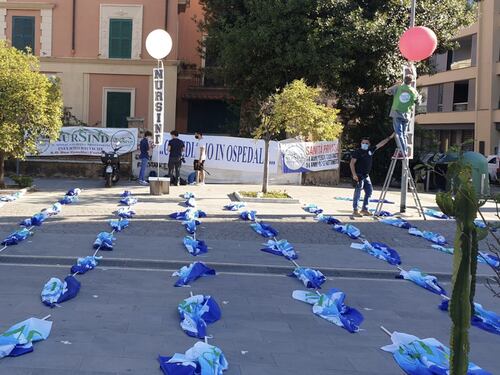 Infermieri come bare. Flash mob contro i tagli alla sanità