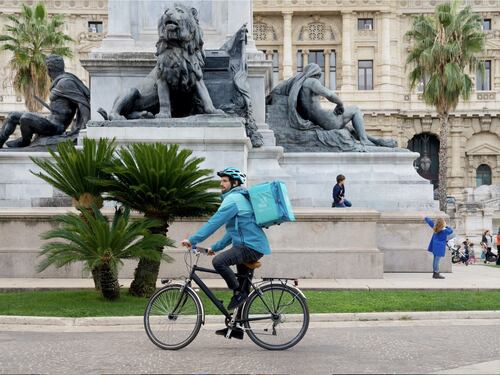 Frank Matano si finge rider a Roma per lanciare il film "Una notte da dottore"