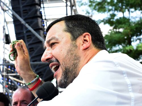 Papa, la svolta di Salvini. Inchino a Francesco dopo le campagne pro-Ratzinger