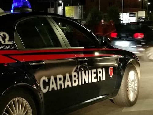 Lui morto sul letto, lei in stato di choc: giallo nella casa di vacanza di una coppia di romani