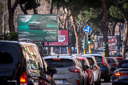 Giungla dei cartelli pubblicitari. "Delibera pronta, tutti a bando"