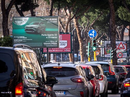 Giungla dei cartelli pubblicitari. "Delibera pronta, tutti a bando"