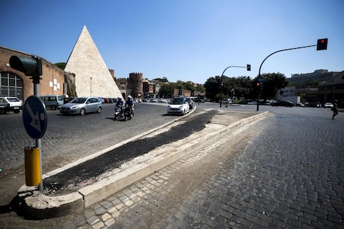 Roma, scritte anti-Ong nella notte. “Antisemite”, l’accusa ad Amnesty, Croce Rossa ed Emergency