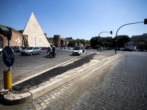 Roma, scritte anti-Ong nella notte. “Antisemite”, l’accusa ad Amnesty, Croce Rossa ed Emergency