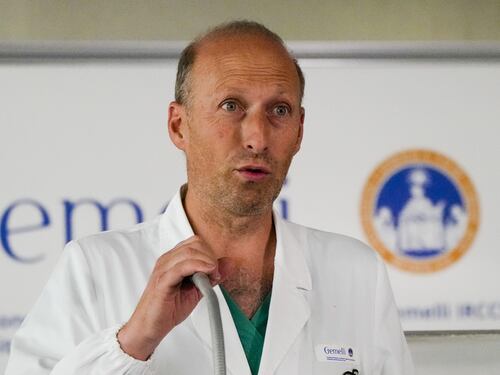 Roma, indagine per falso per Sergio Alfieri: è il chirurgo di Papa Francesco