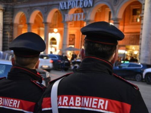 Senza mascherina e assembrati, scattano le multe dei carabinieri