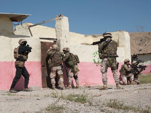 Bomba sui militari italiani in Iraq. Cinque feriti. Uno di loro ha perso una gamba