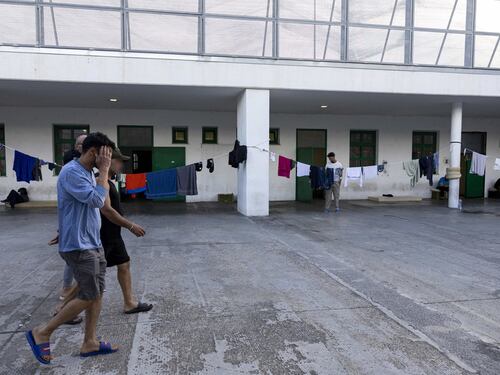 Migranti, visite e certificati anti-rimpatrio: così i violenti “restano”