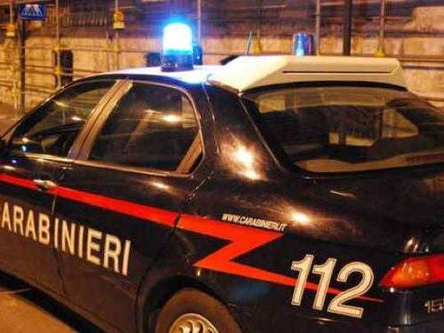 Due donne chiacchierano in strada a voce alta, la lite si trasforma in rissa: 7 arresti