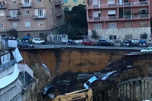 Choc alla Balduina: crolla la strada, le auto sprofondano nella voragine. Evacuati due palazzi