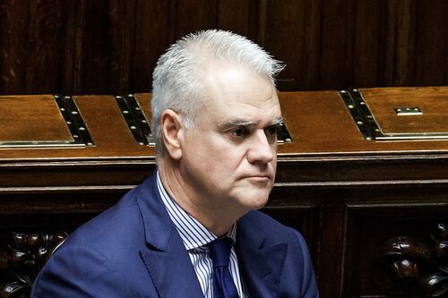 Stretta di Zangrillo sui social dei dipendenti pubblici: arriva il codice di comportamento