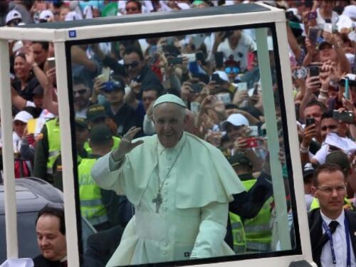 Bergoglio sbatte la testa sulla Papamobile e si ferisce a Cartagena