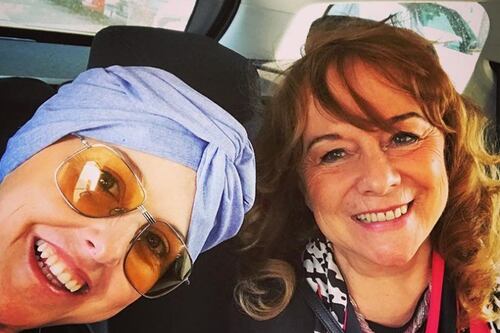 Nadia Toffa continua la sua battaglia: selfie senza parrucca con la mamma