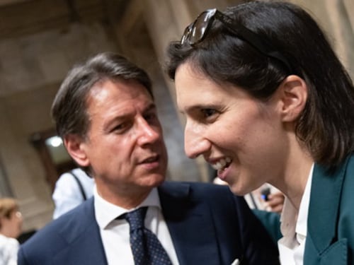 Conte anti woke scavalca Schlein a destra. Ma la sorpassa a sinistra sul pacifismo