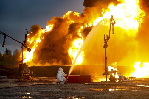 Ucraina, bombardato deposito di munizioni all'uranio impoverito: "Nube tossica verso l'Europa"