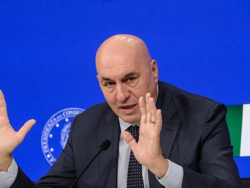 Lotta agli spioni, Crosetto lancia l’Arma Cyber: “Così fermiamo gli attacchi”