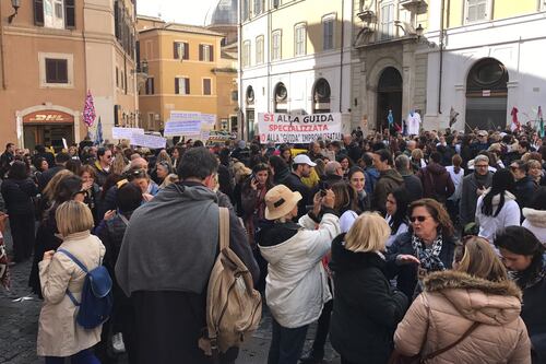 Guide turistiche in piazza: "Ora basta, serve una legge per il settore"